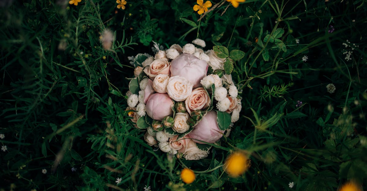 Incorporating Seasonal Blooms in Your Wedding Ceremony Decor