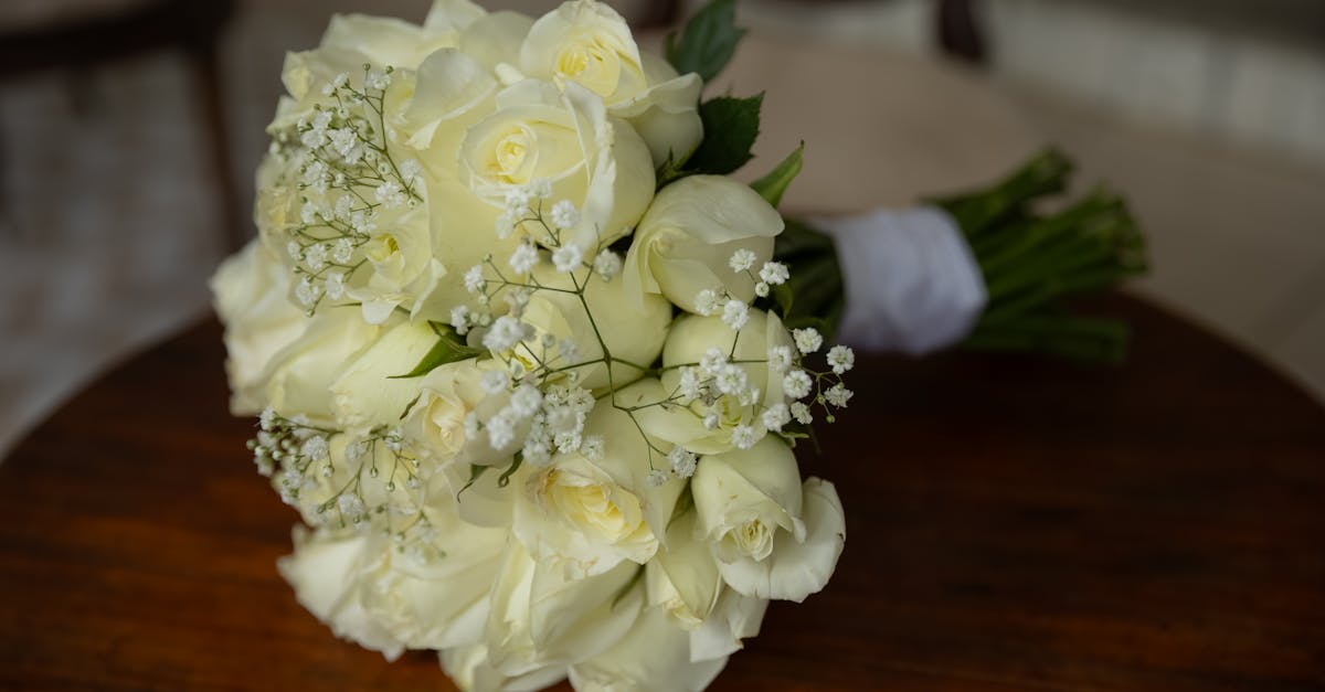 Minimalist Floral Accents: Enhancing Your Wedding Venue Aesthetics