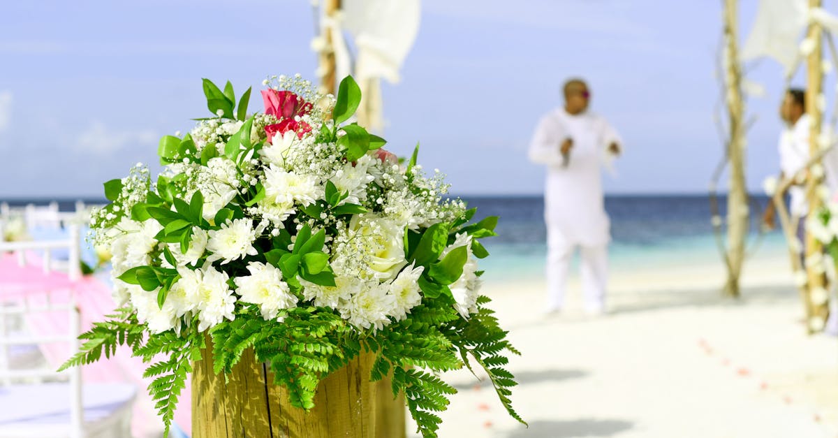 The Elegance of Less: Inspiring Minimalist Flower Arrangements for Your Gold Coast Wedding